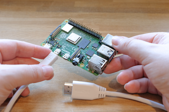 将微型 HDMI 线缆插入树莓派。