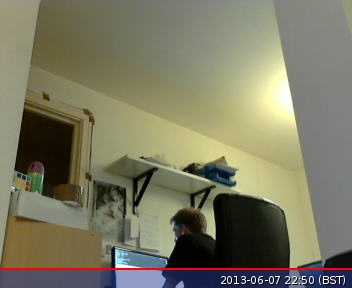 默认情况下，fswebcam 使用低分辨率，并添��加一个显示时间戳的横幅
